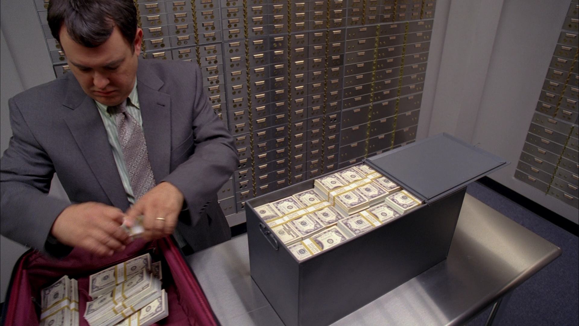 Долгов больше чем денег. Денежное хранилище в банке. Банковское хранилище с деньгами. Огромный сейф с деньгами. Денежный сейф.